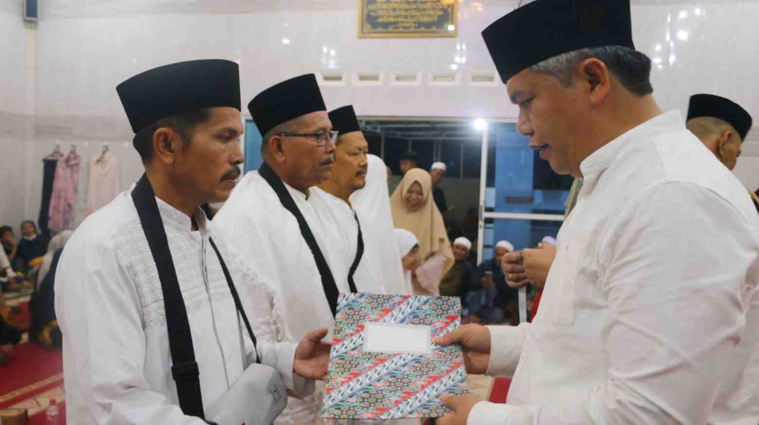 Pemkab Taput Lepas Keberangkatan 7 Calon Haji, Harapkan Kembali Tetap Sehat