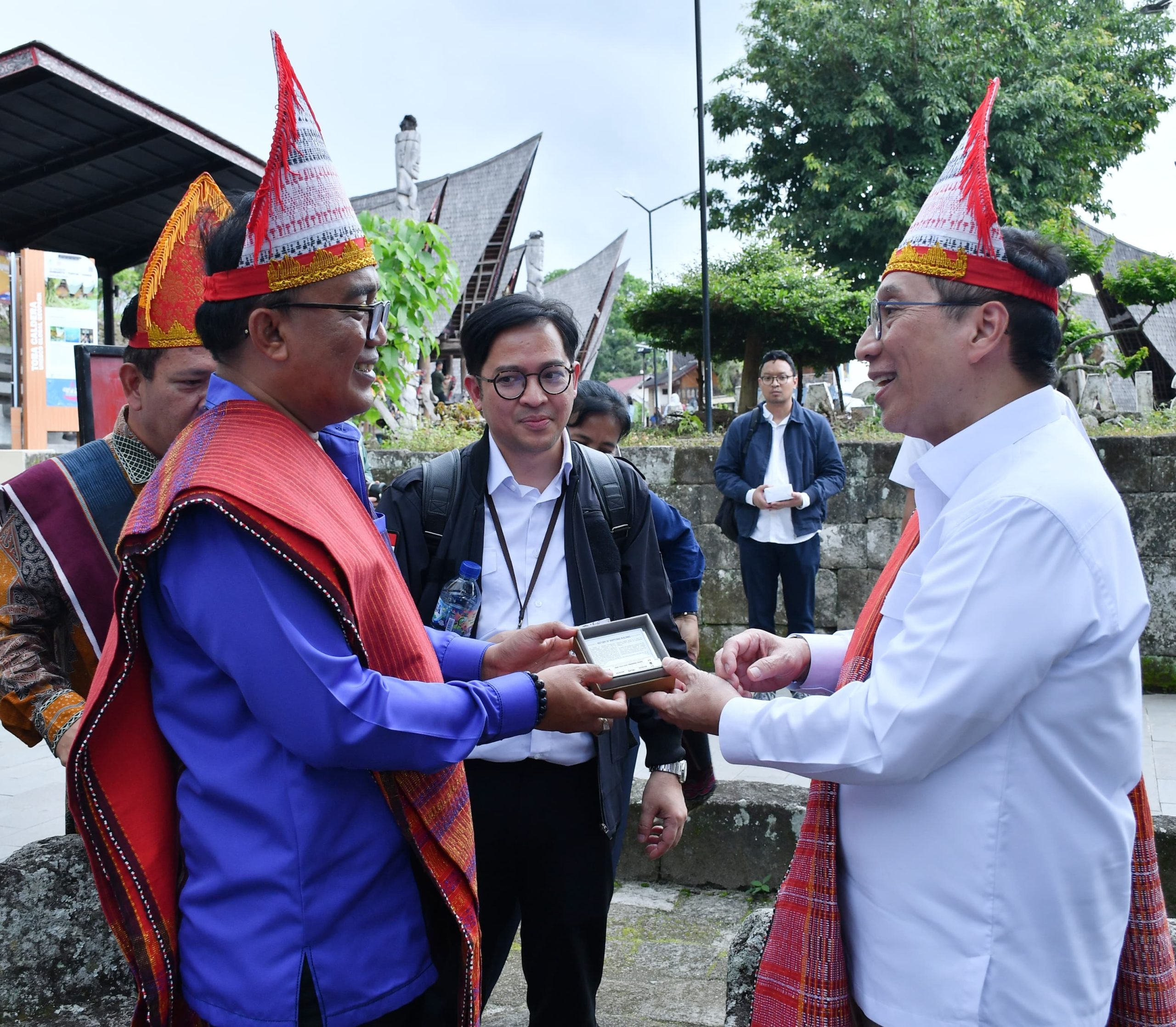 Disambut Tortor dan Ulos di Huta Siallagan, Wamen PPN Terima Proposal Besar Pengembangan Wisata Samosir