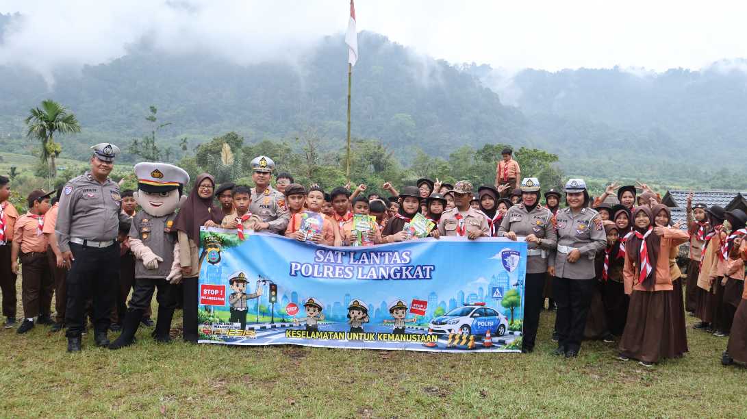 Satlantas Polres Langkat kawal dan Edukasi keselamatan Berlalu lintas pada Siswa SD IT Al-Fityah